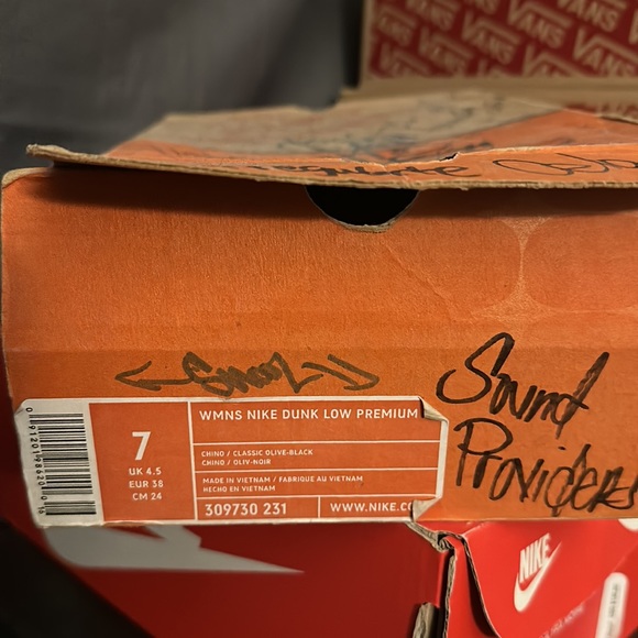 Nike - Picture 4 of 8